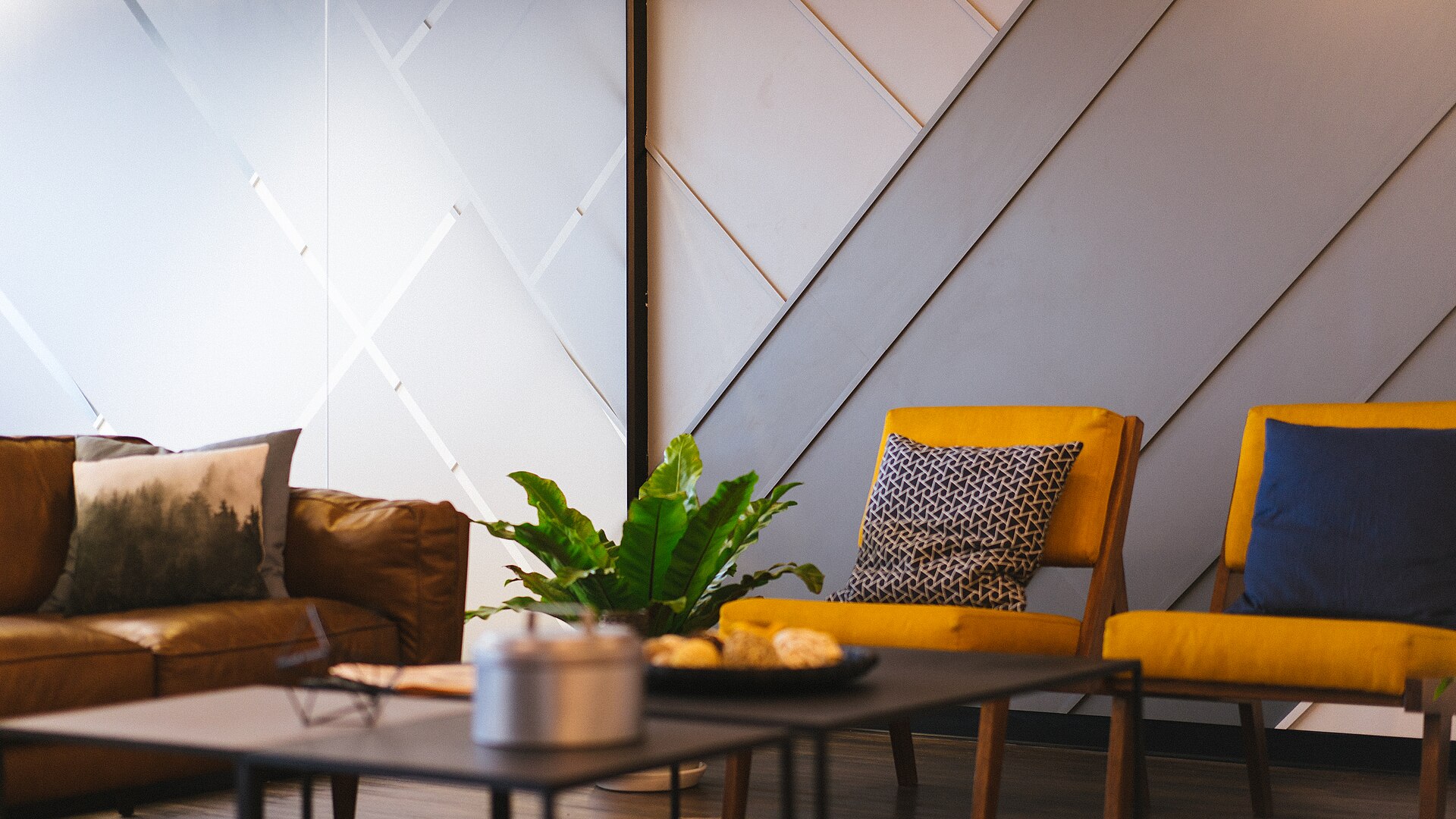 Moderne Lounge mit gelben Sesseln